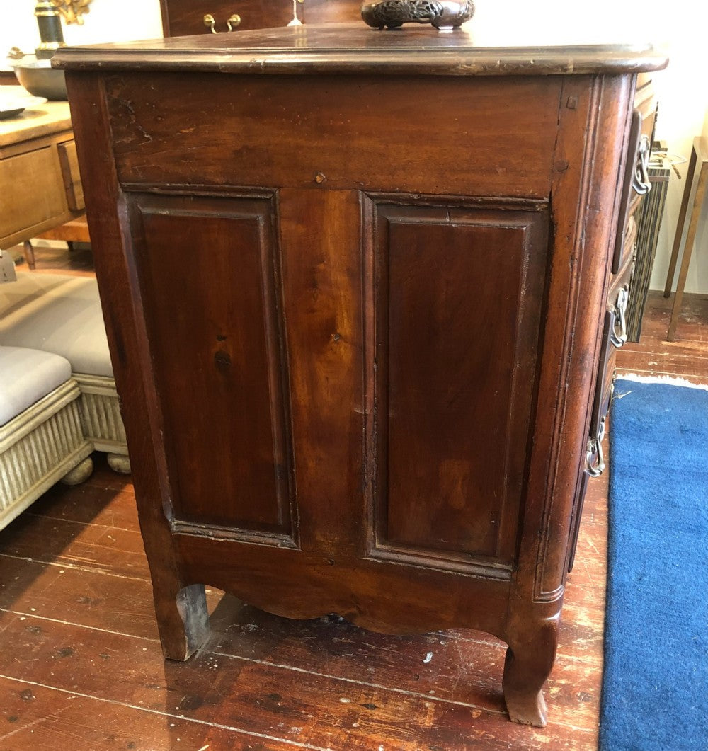 French Serpentine Fronted Walnut Commode. 18th century.