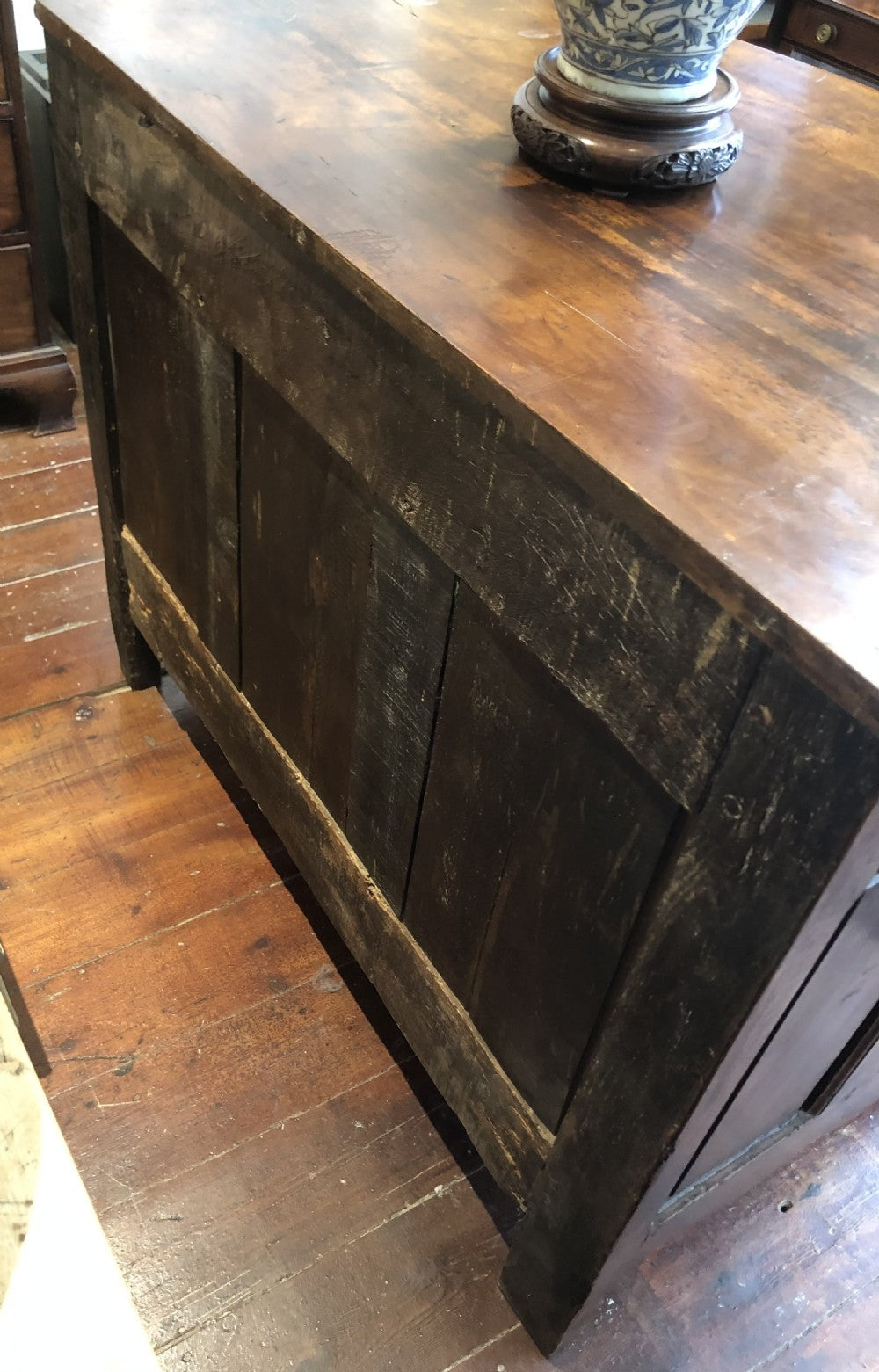 French Serpentine Fronted Walnut Commode. 18th century.