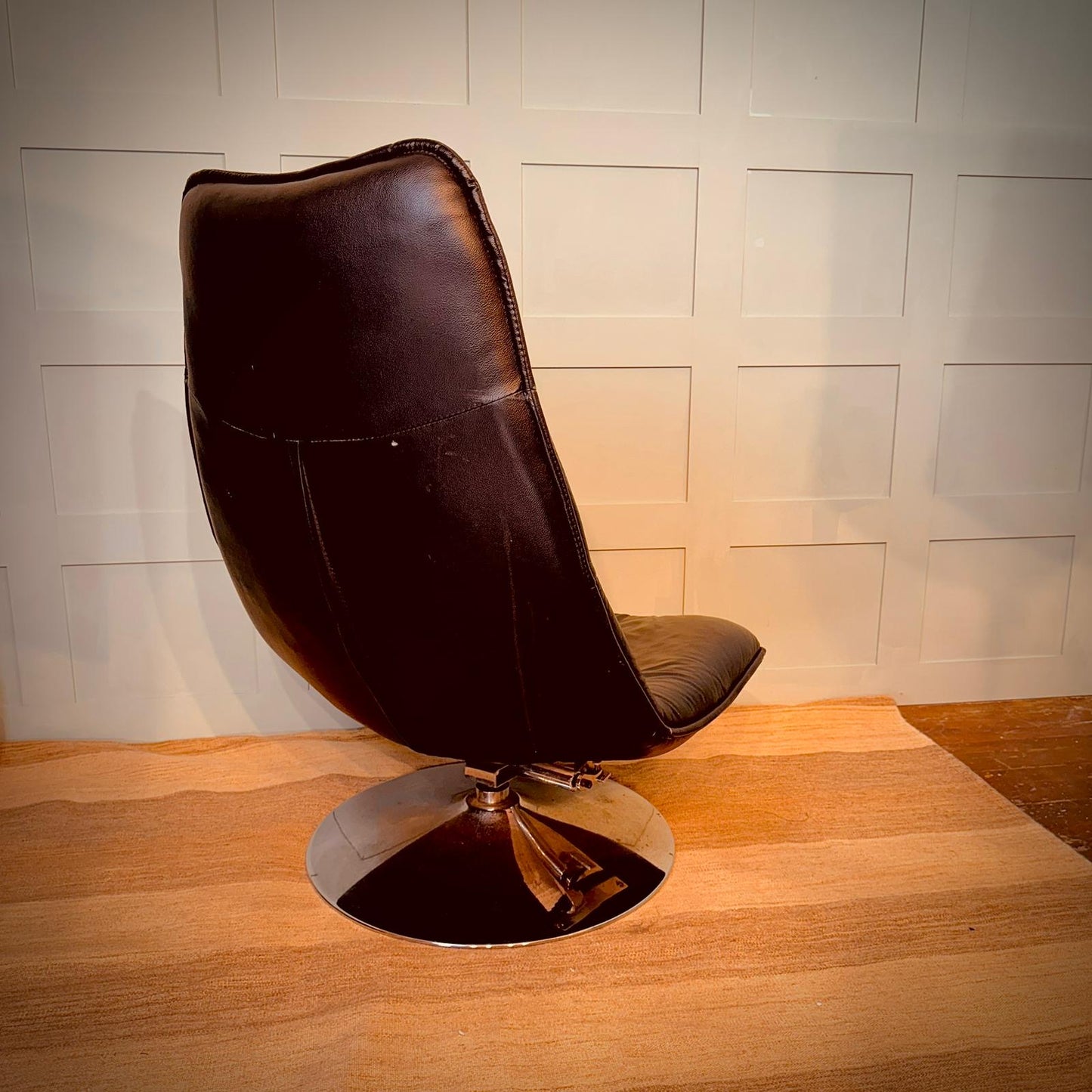 Black Mid Century Italian Leather Tilt 'n' Swivel Chair