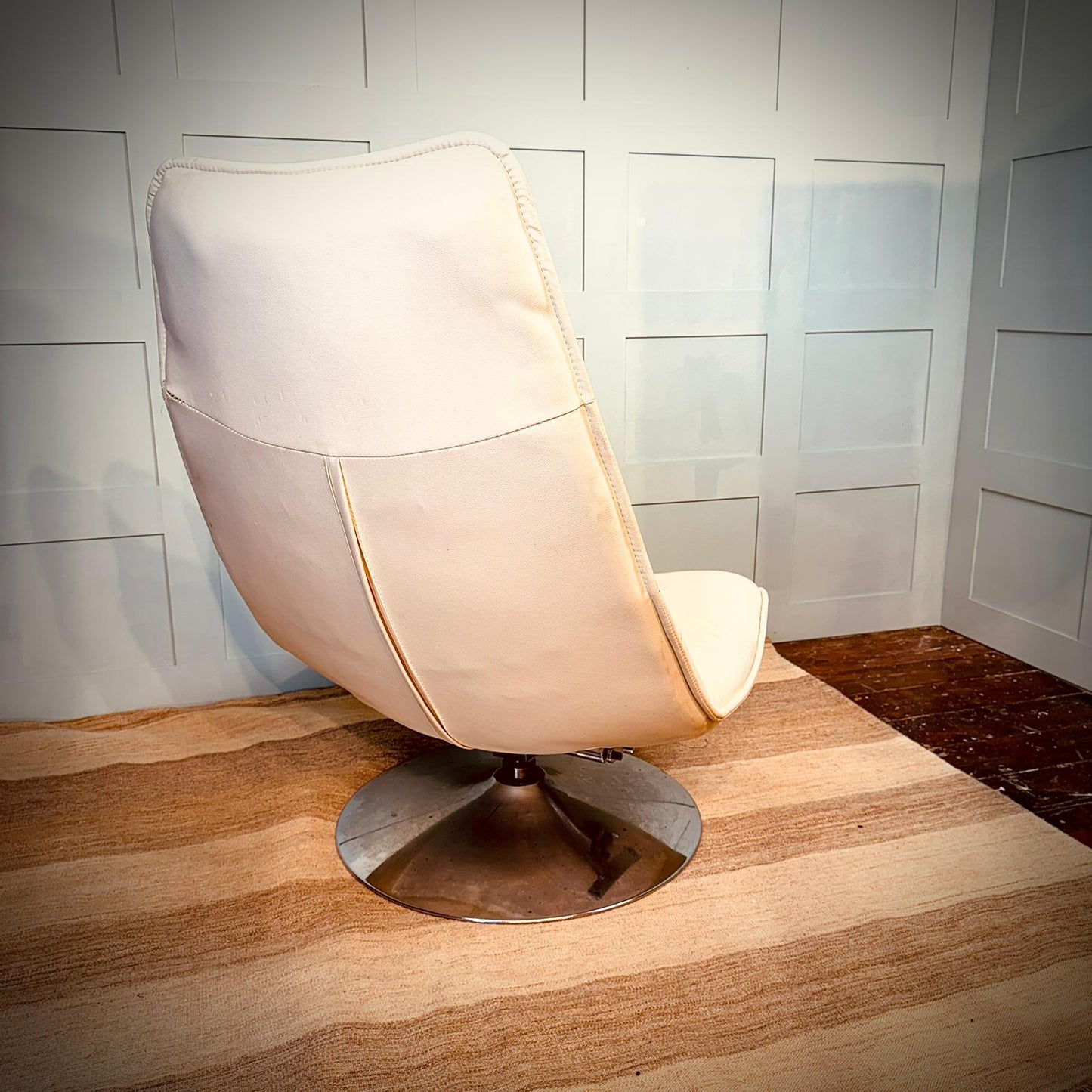 Cream Mid Century Italian Leather Tilt 'n' Swivel Chair